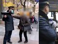 城管拿大喇叭跟随揭穿职业乞讨老人:这是骗子 比你们有钱
