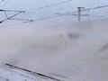 哈尔滨高铁进站掀起雪浪 场面犹如《雪国列车》