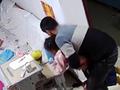 女儿被异物卡喉 爸爸海姆立克法10秒救回