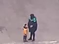 男子外地工作回老家酒店隔离,妻儿每天隔空探望一声“爸爸”令他破防!