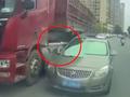 广东一男子驾车撞击逼停路边偷油车 偷油车上两人弃车逃离