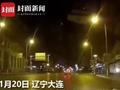 辽宁大连一小轿车与出租车碰撞 撞坏玻璃幕墙冲进地铁口