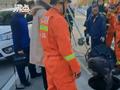 小偷躲下水道被困3小时报警求救 消防员打开10个井盖才救起