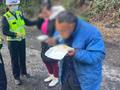 夫妻因车辆故障被困高速近两天:饥饿难耐获路过民警救助