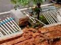 江西萍乡一小区物业回应围墙倒塌:雨水冲刷地基所致