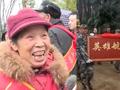 汤洪波家获颁英雄航天员之家牌匾 汤母难掩喜悦:比过年还高兴