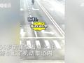 负全责!大妈骑车40秒内3次违反交规 惨遭撞飞重摔在地
