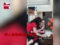 妈妈去娘家住4天回来,坐爸爸腿上抱脖子“撒娇”,好似热恋小情侣