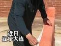 大叔捡来的沙发垫里藏着24万:是银行卡和存折,希望找到失主