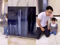 父女俩客厅争抢拖把,撞坏电视妈妈气炸了,俩人见势不妙跪地认错