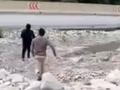 现场!山顶突发泥石流路人纷纷逃命,路过司机赶忙停车涉险救人