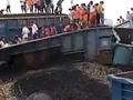 印度青年在脱轨列车上自拍 触电身亡