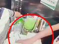 男子当员工面拿走酒店推车上卷纸 酒店员工:他还觉得理所应当