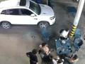 你砸我桌我砸你车!西安2商贩为争地盘起冲突