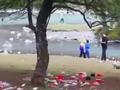 四川甘孜月亮湖景区现大量垃圾:湖面、岸边全都是