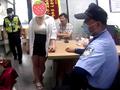 民警一路紧追“话痨式”劝阻被骗大妈,大妈:烦死了,不转了