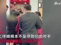 接亲时伴娘堵门,一群伴郎直接上手抱走,网友:伴郎比新郎都高兴