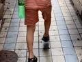 8岁男孩见满地蟑螂吓得双腿发抖 爸爸:没见过这么多,大大小小都有