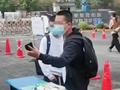 四川一职校学生发型不达标校门口排队理发 校方回应