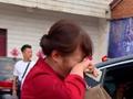 女儿的婚车启动妈妈开始追车:妈妈瞬间哭成泪人