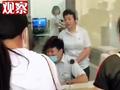 银行屏幕坏掉大妈错过叫号,争执中气晕倒地,柜员一脸嘻笑惹众怒