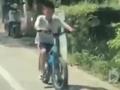 7岁男孩独自骑行10余公里回老家 妈妈:店里在忙 他想提前回家