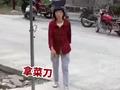 村民婚宴前夕乡亲自带菜刀帮做饭:早上四五点开始 男人还帮杀猪