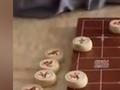 女孩陪外公下象棋 偷偷用人工智能开外挂