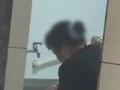 昆明一米线店员工在洗碗池里洗拖把 市监局:情况属实,已处罚