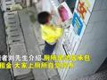 女子抱娃公厕偷钱还给孩子“打掩护” 知情者:太不应该了!