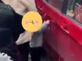 家长排队核酸放任孩子划伤多辆车,警方:寻人较难,建议停监控旁