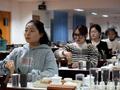 江苏一高校开选修课教学生品茶:约300名学生考到茶艺师证