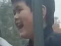 萌娃卡栅栏被热情小伙伴喊到社死