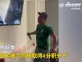 墨西哥队无缘16强,一球迷用拳头猛揍电视并持刀猛砍,崩溃大叫画面曝光