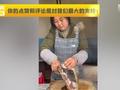 女子拿出两块漆黑腊肉准备炖,网友疑惑“能吃吗”,结果瞬间被打脸