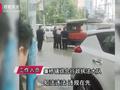 这回真脱衣服了!官方回应湖南一城管掌掴拄拐商贩:开除且拘留