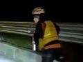 代驾小哥车没电深夜推车前行 路过司机无偿载其回市区