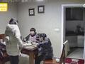 妈妈凌晨一点多发现奶奶和孩子正吃饭,还表示马上去上学,原因不淡定了
