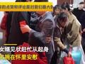 父亲送女儿出嫁,叮嘱女婿后瞬间哽咽哭得像个孩子,新郎举动太暖心