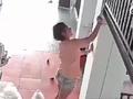女子徒手抓老鼠,三下五除二解决战斗,男人看完甘拜下风直呼佩服:太虎了