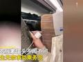 男子坐高铁将脚伸到前排,女子用充电器敲打提醒无济于事