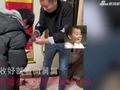 外甥带剪刀给舅舅拜年,一言不合剪头发,网友:剪刀一亮红包到账