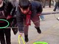 男孩花150元套小白兔鱼跃式摔倒 妈妈:没套中 兔子是老板送的