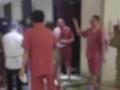 洗浴中心顾客拿盘子哄抢送餐车:人太多了 餐食供应是及时的