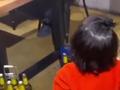 2岁萌娃社牛式找大哥求投喂 妈妈:大哥还很细心地把筷子转过来喂孩子