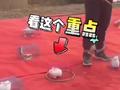 套圈界天花板!男子玩套圈把把中横扫全场,网友:逛一天能回家开养殖场了