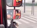 超甜!消防员归队路遇机车女孩送糖果