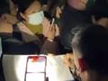 杭州小学生在烟花大会现场补作业 妈妈帮打灯:马上要开学了