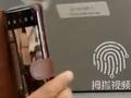 老人坐飞机举手机偷拍空姐 目击者:他放大拍摄裙子和裤袜,很气愤