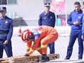 太帅了!消防员60米肩梯登楼行云流水